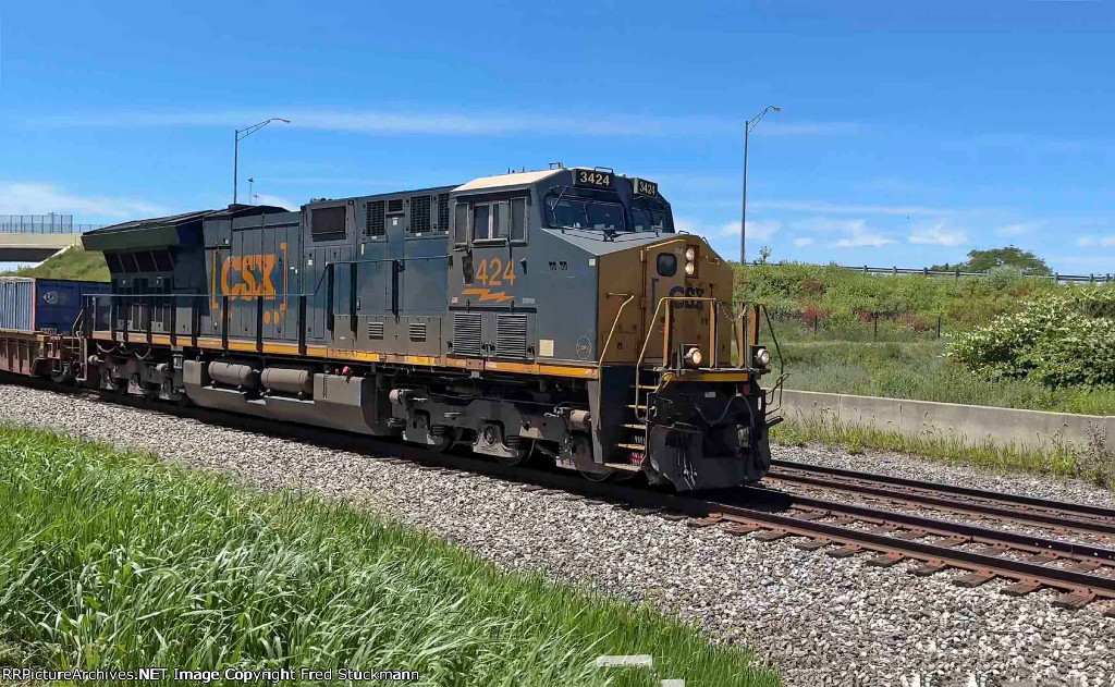 CSX 3424 leads I018 the following day.